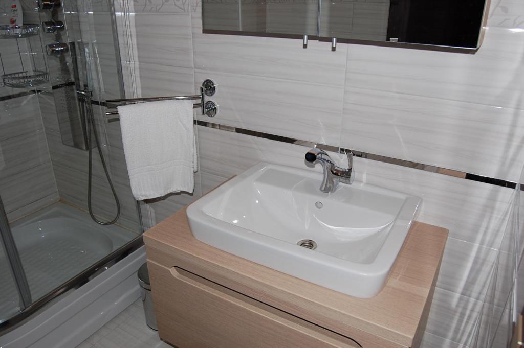 Hotell Angora โซเลนทูนา ภายนอก รูปภาพ