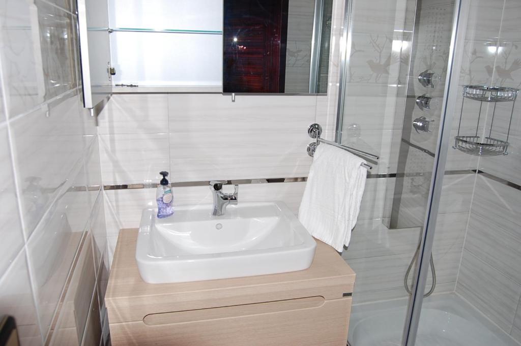 Hotell Angora โซเลนทูนา ภายนอก รูปภาพ