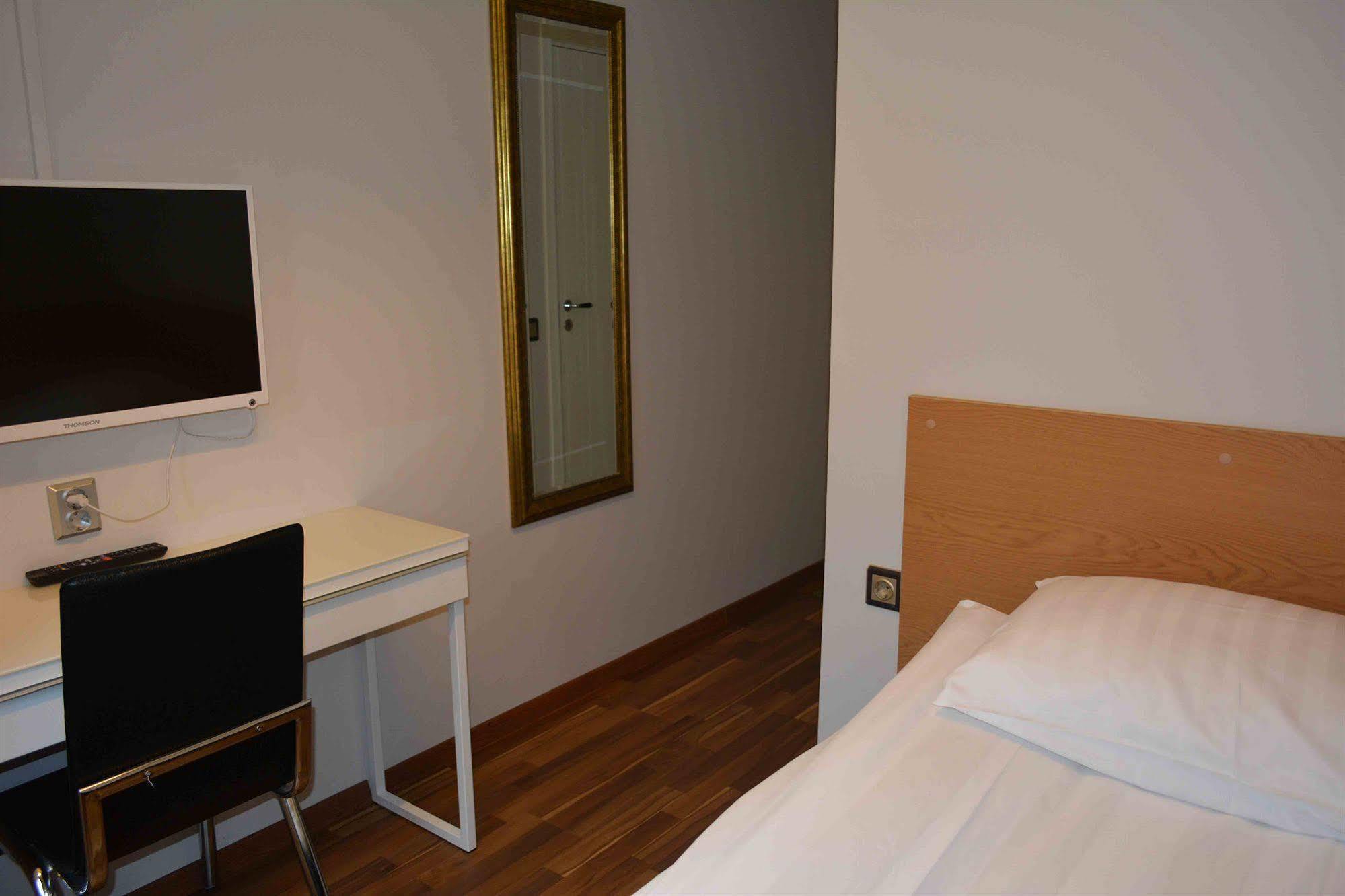 Hotell Angora โซเลนทูนา ภายนอก รูปภาพ