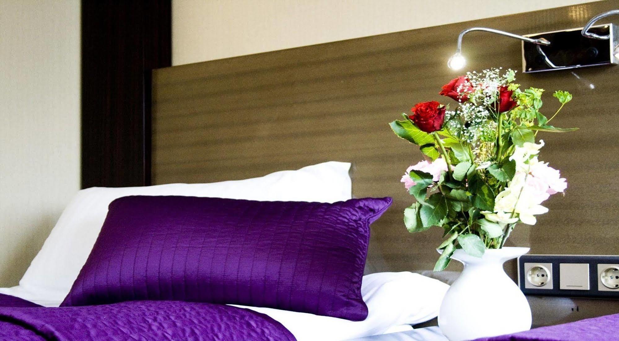 Hotell Angora โซเลนทูนา ภายนอก รูปภาพ